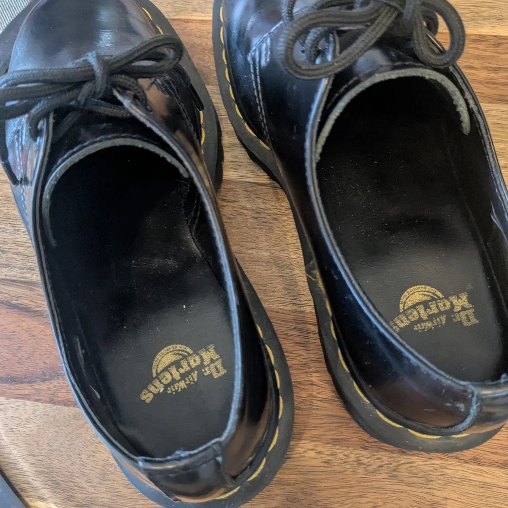 Dr. Martens AirWair Black Leather Lace-Up Shoes – Women’s Size 6